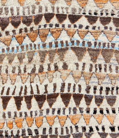 Vintage Moroccan Azilal Rug in Natural Creams, Browns and Muted Orange Measures: 6'7'' x 10'5''. This piece is a large and unusual vintage Azilal rug from central Morocco, in the Atlas Mountains. The silky wool pile features natural cream and... - Keivan Woven ArtsKBE - LCB - 136621 - 7325Rug