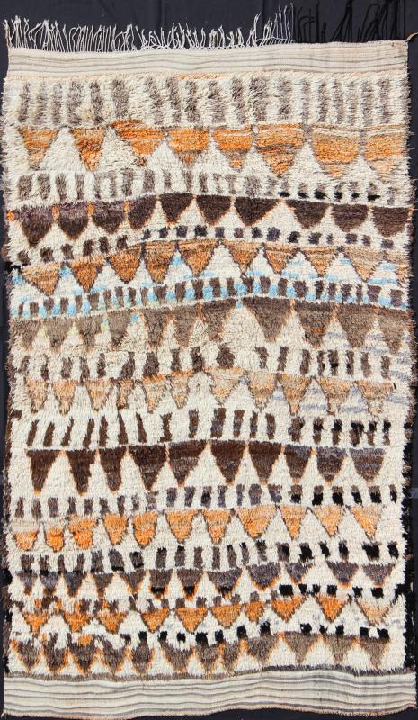 Vintage Moroccan Azilal Rug in Natural Creams, Browns and Muted Orange Measures: 6'7'' x 10'5''. This piece is a large and unusual vintage Azilal rug from central Morocco, in the Atlas Mountains. The silky wool pile features natural cream and... - Keivan Woven ArtsKBE - LCB - 136621 - 7325Rug