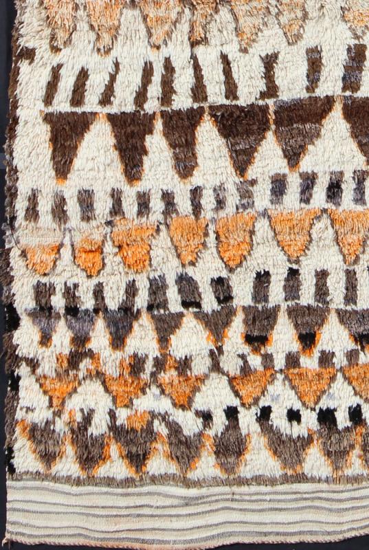 Vintage Moroccan Azilal Rug in Natural Creams, Browns and Muted Orange Measures: 6'7'' x 10'5''. This piece is a large and unusual vintage Azilal rug from central Morocco, in the Atlas Mountains. The silky wool pile features natural cream and... - Keivan Woven ArtsKBE - LCB - 136621 - 7325Rug