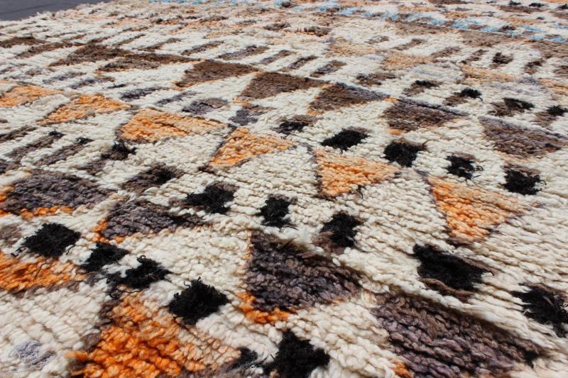 Vintage Moroccan Azilal Rug in Natural Creams, Browns and Muted Orange Measures: 6'7'' x 10'5''. This piece is a large and unusual vintage Azilal rug from central Morocco, in the Atlas Mountains. The silky wool pile features natural cream and... - Keivan Woven ArtsKBE - LCB - 136621 - 7325Rug
