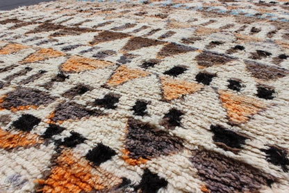 Vintage Moroccan Azilal Rug in Natural Creams, Browns and Muted Orange Measures: 6'7'' x 10'5''. This piece is a large and unusual vintage Azilal rug from central Morocco, in the Atlas Mountains. The silky wool pile features natural cream and... - Keivan Woven ArtsKBE - LCB - 136621 - 7325Rug