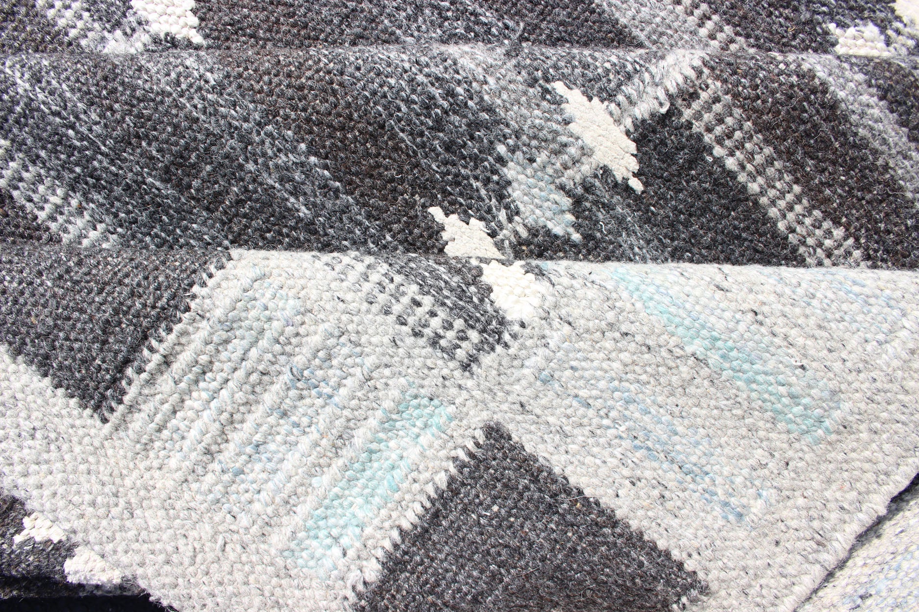Modern Scandinavian Flat - Weave Rug With Geometric Design in Gray Tones. Keivan Woven Arts - Modern Scandinavian flat - weave rug with geometric design in gray and creams, rug KHN - 1034 - SW - 10, country of origin / type: India / Scandinavian flat - weave ... - Keivan Woven ArtsKHN - 1034 - SW - 10 - 13556