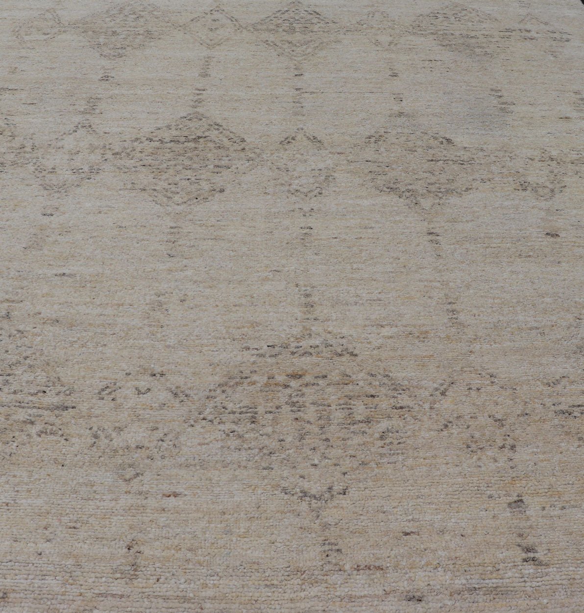 Modern Rug in Creamy Beige Color Tones and Moroccan Style Diamonds in Light Gray Measures 11'10 x 14'8 This Indian modern rug features an beige and cream blended field with Moroccan styled tribal diamonds added in light gray. Coun... - Keivan Woven ArtsKHN - 34902 - TR - 1057 - 21036