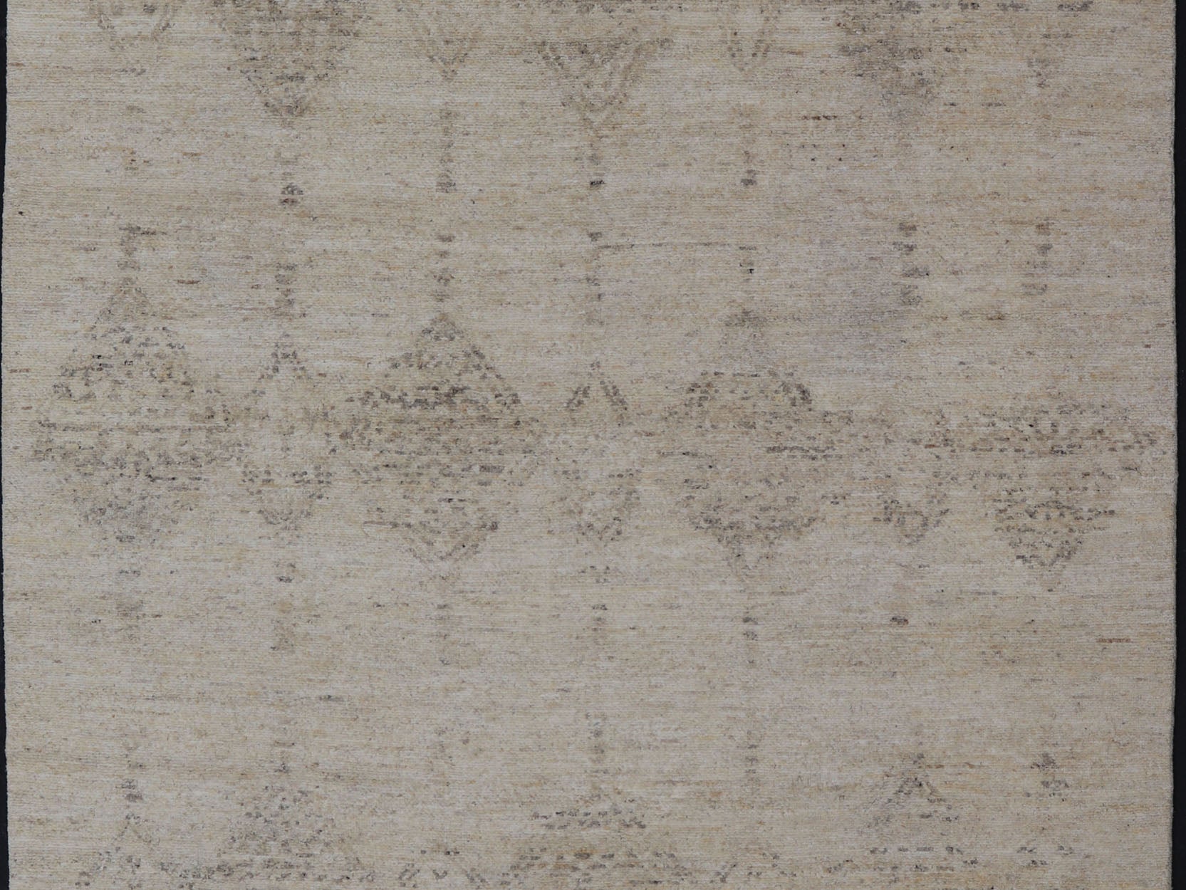 Modern Rug in Creamy Beige Color Tones and Moroccan Style Diamonds in Light Gray Measures 11'10 x 14'8 This Indian modern rug features an beige and cream blended field with Moroccan styled tribal diamonds added in light gray. Coun... - Keivan Woven ArtsKHN - 34902 - TR - 1057 - 21036