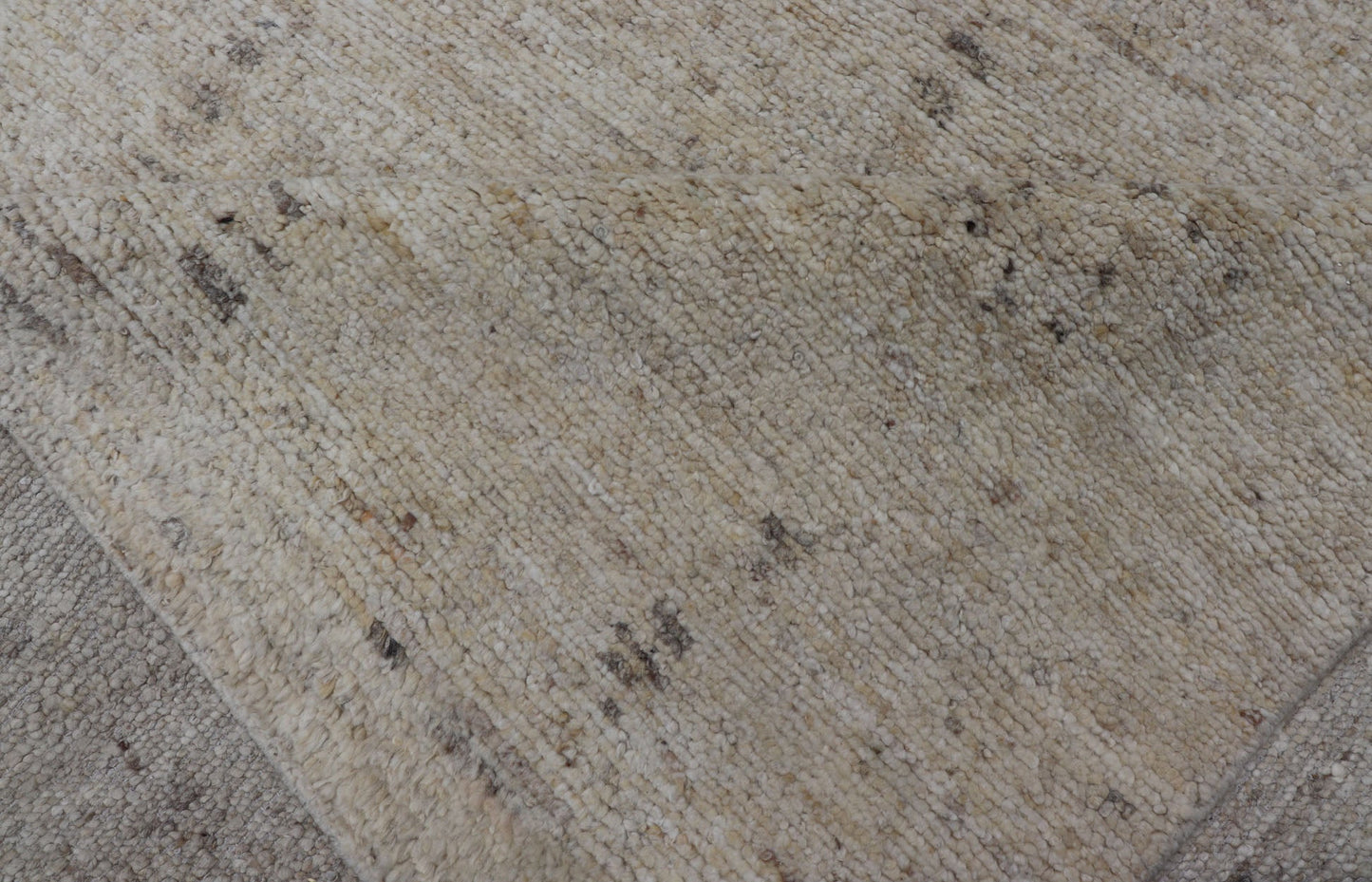 Modern Rug in Creamy Beige Color Tones and Moroccan Style Diamonds in Light Gray Measures 11'10 x 14'8 This Indian modern rug features an beige and cream blended field with Moroccan styled tribal diamonds added in light gray. Coun... - Keivan Woven ArtsKHN - 34902 - TR - 1057 - 21036