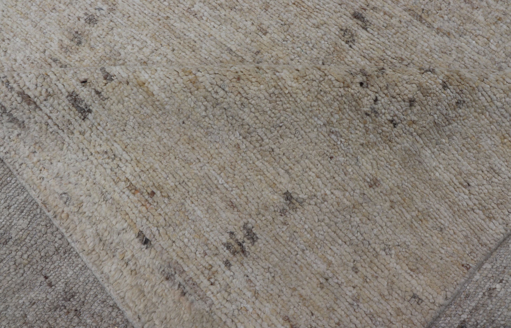 Modern Rug in Creamy Beige Color Tones and Moroccan Style Diamonds in Light Gray Measures 11'10 x 14'8 This Indian modern rug features an beige and cream blended field with Moroccan styled tribal diamonds added in light gray. Coun... - Keivan Woven ArtsKHN - 34902 - TR - 1057 - 21036