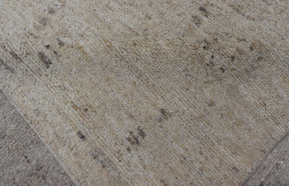Modern Rug in Creamy Beige Color Tones and Moroccan Style Diamonds in Light Gray Measures 11'10 x 14'8 This Indian modern rug features an beige and cream blended field with Moroccan styled tribal diamonds added in light gray. Coun... - Keivan Woven ArtsKHN - 34902 - TR - 1057 - 21036