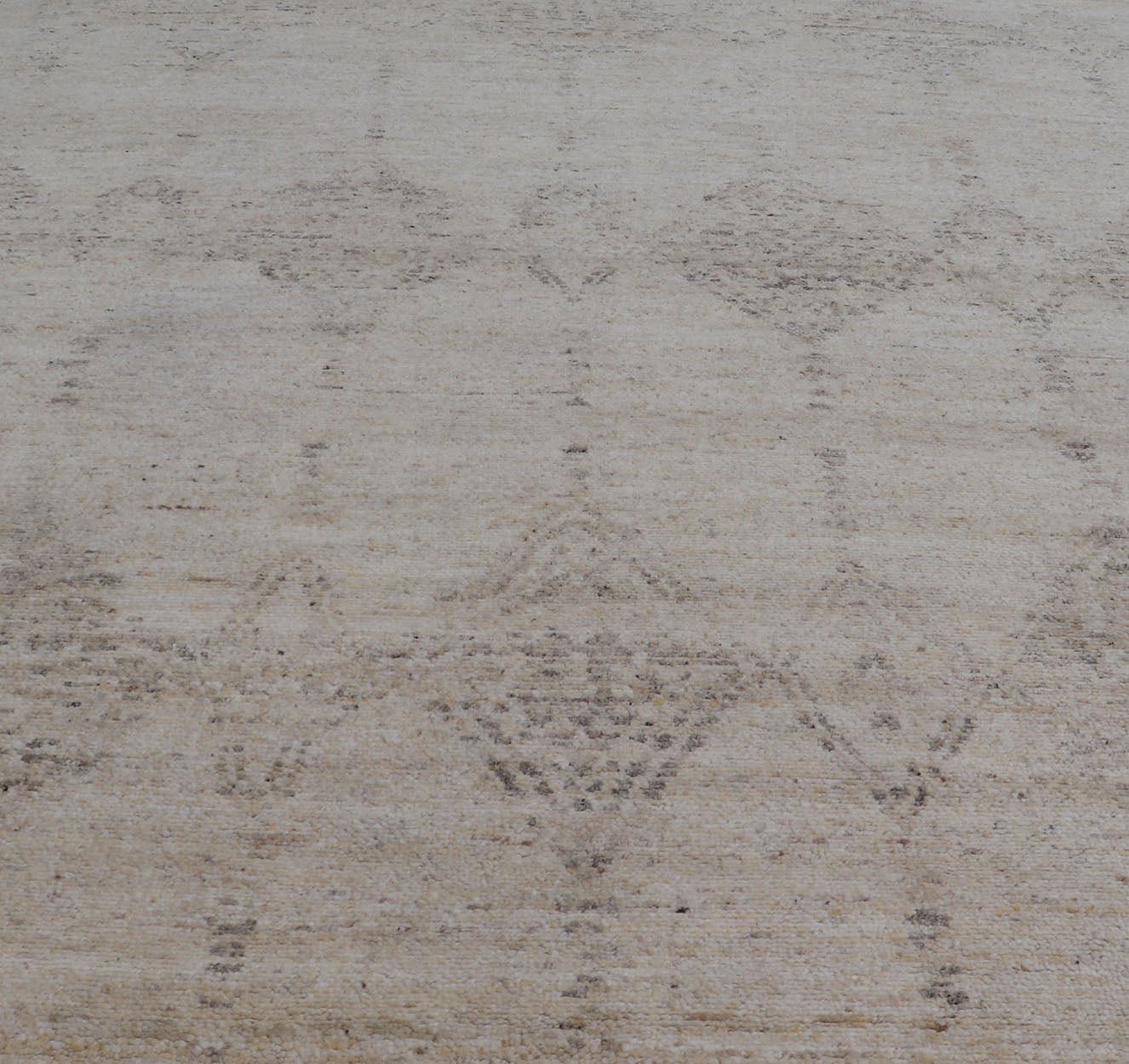 Modern Rug in Creamy Beige Color Tones and Moroccan Style Diamonds in Light Gray Measures 11'10 x 14'8 This Indian modern rug features an beige and cream blended field with Moroccan styled tribal diamonds added in light gray. Coun... - Keivan Woven ArtsKHN - 34902 - TR - 1057 - 21036