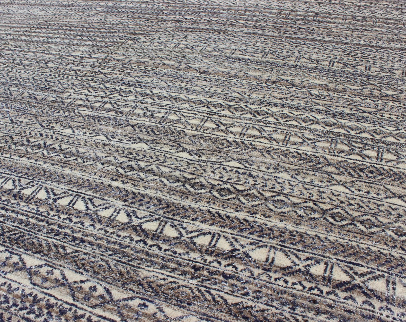 Shades of royal blue and charcoal modern Indian piled rug. Keivan Woven Arts / rug KHN - 417, country of origin / type: India / Scandinavian piled rug. This Modern Rug is inspired by the work of textile designers of the early to mid - 20th century. ... - Keivan Woven ArtsKHN - 417 - TR - D2 - 60 - 6460Rug