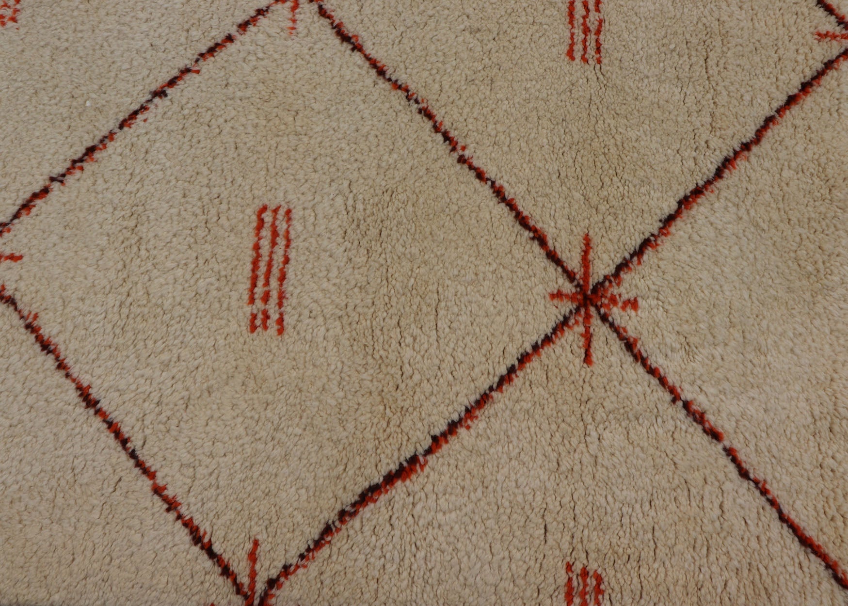Ivory Background Vintage Large Moroccan Rug with Orange/Brown Diamond Pattern Keivan Woven Arts. Vintage Large Moroccan rug with Ivory background with orange, red, brown and black diamond pattern & Moroccan fringe, rug M14 - 1002, country of origin /... - Keivan Woven ArtsM14 - 1002 - 5961Rug