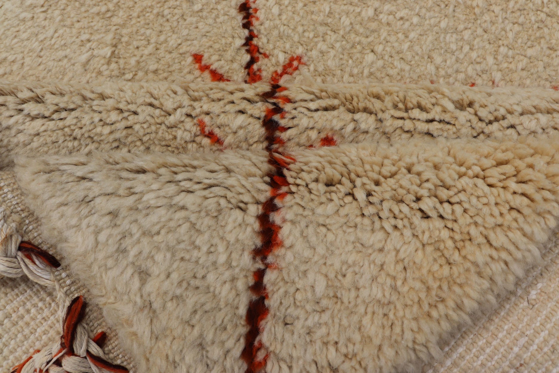 Ivory Background Vintage Large Moroccan Rug with Orange/Brown Diamond Pattern Keivan Woven Arts. Vintage Large Moroccan rug with Ivory background with orange, red, brown and black diamond pattern & Moroccan fringe, rug M14 - 1002, country of origin /... - Keivan Woven ArtsM14 - 1002 - 5961Rug