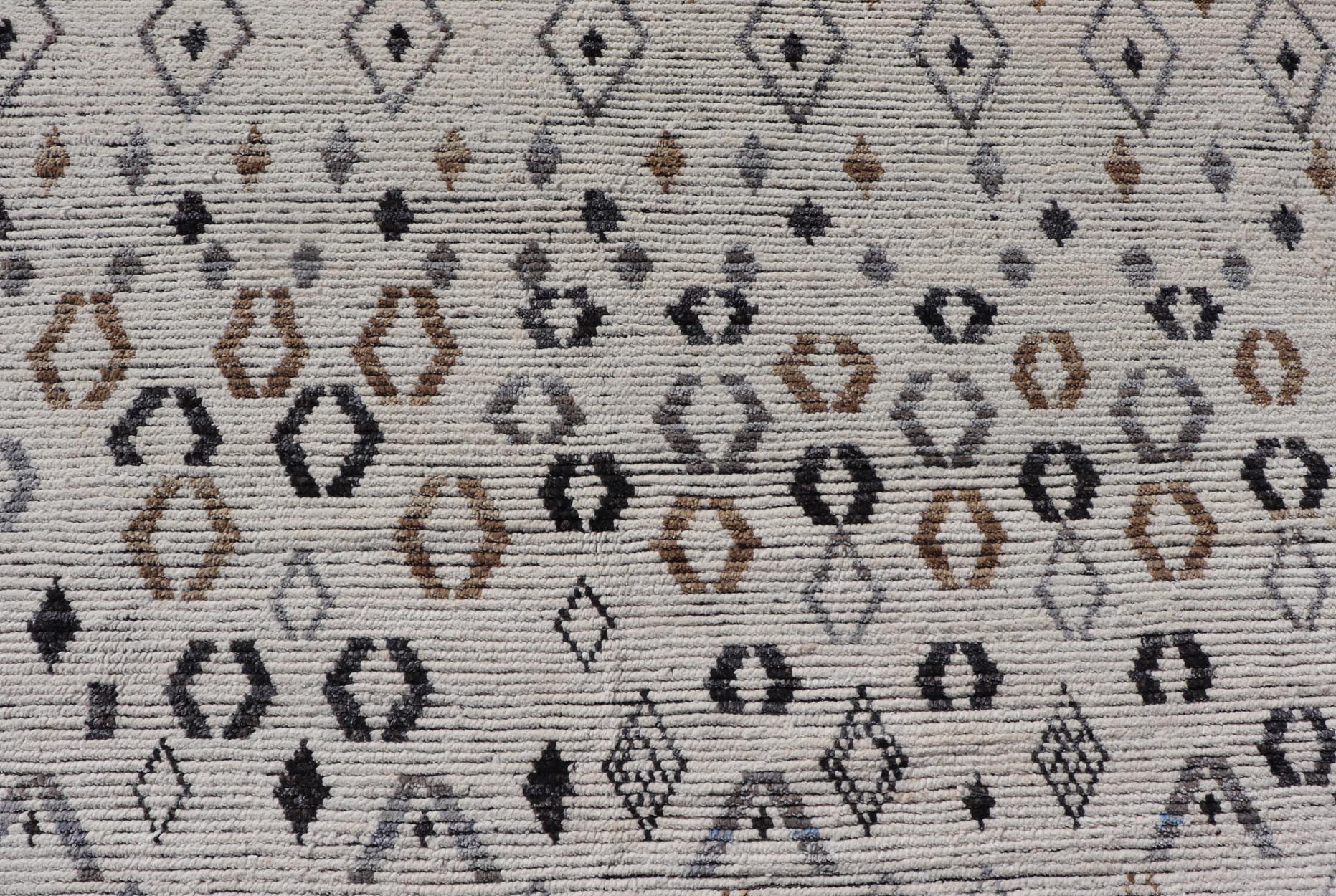 Keivan Woven Arts Modern Moroccan Rug in Neutral Tones With Subdued Design With Pops of Charcoal. Keivan Woven Arts / rug MSE - 12500, country of origin / type: Afghanistan / Modern Causal. Measures: 12'1 x 17'6 The subdued design of this rug make... - Keivan Woven ArtsMSE - 12500 - 25353Rugs