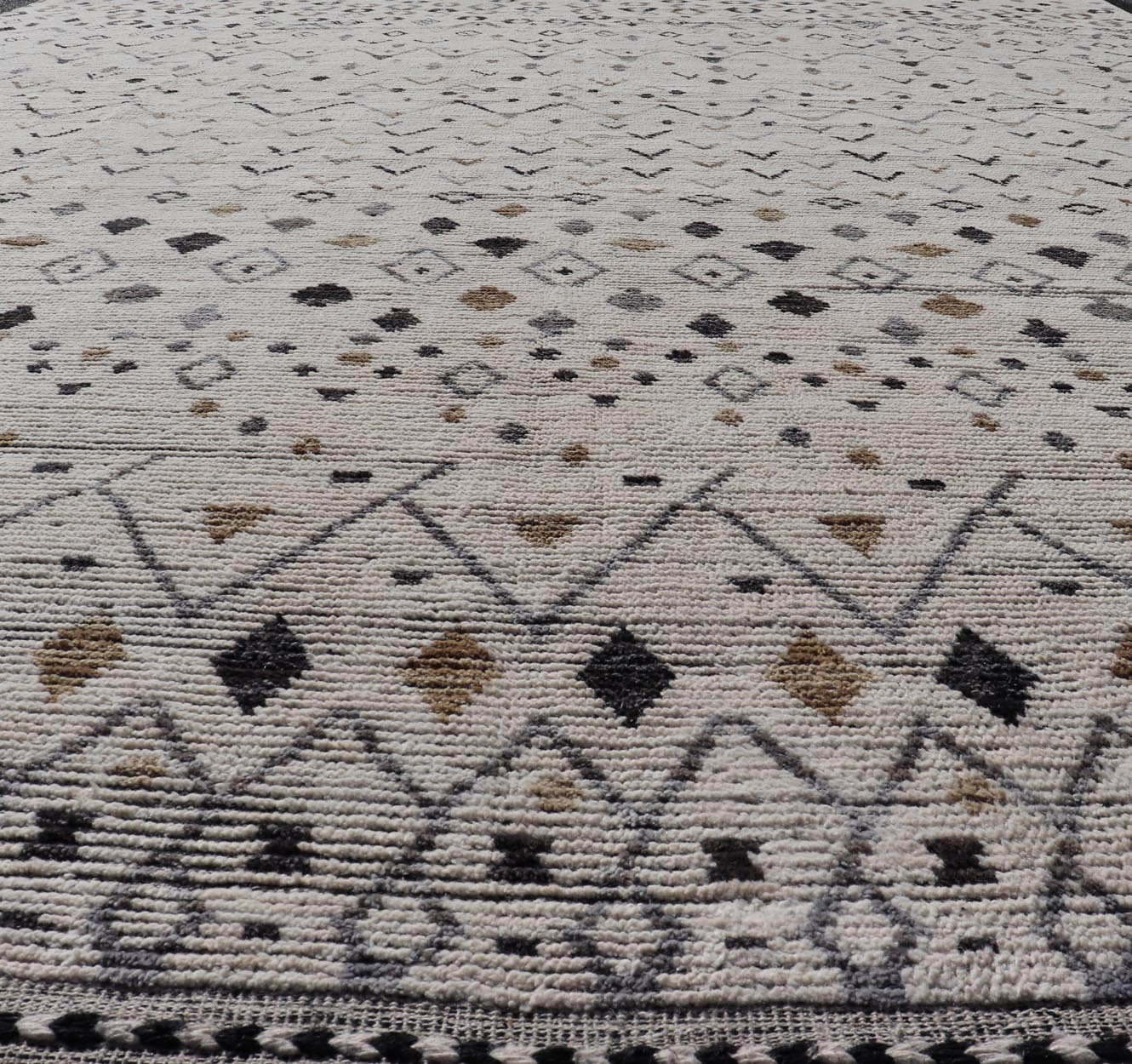 Keivan Woven Arts Modern Moroccan Rug in Neutral Tones With Subdued Design With Pops of Charcoal. Keivan Woven Arts / rug MSE - 12500, country of origin / type: Afghanistan / Modern Causal. Measures: 12'1 x 17'6 The subdued design of this rug make... - Keivan Woven ArtsMSE - 12500 - 25353Rugs