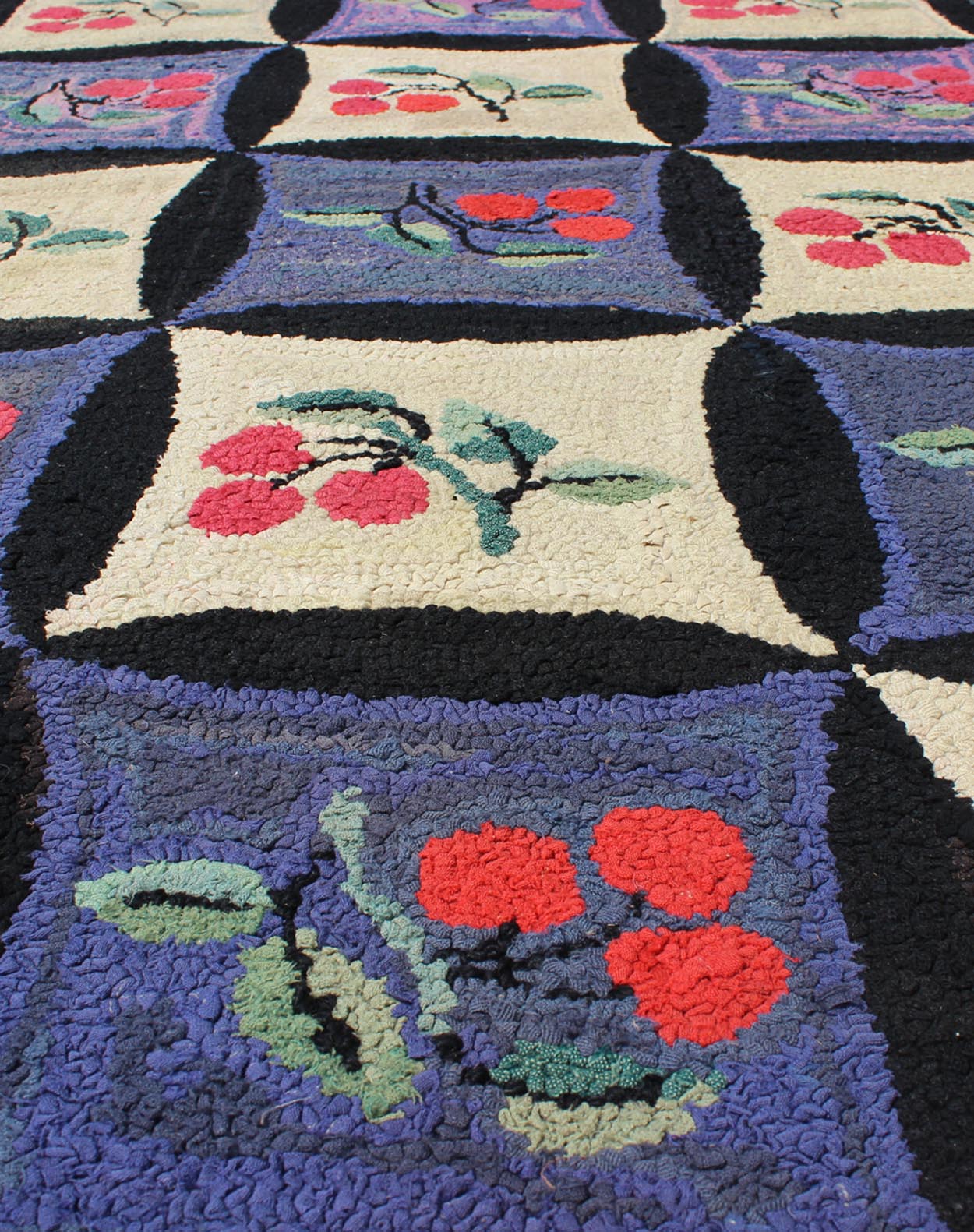 Outstanding Antique American Hooked Rug with All - Over quilt Design with Circles & flowers. Antique American Hooked rug with floral design and circles, rug N15 - 0304, country of origin / type: United States / Hooked, circa 1920 Ingeniou... - Keivan Woven ArtsN15 - 0304 - 44Rug