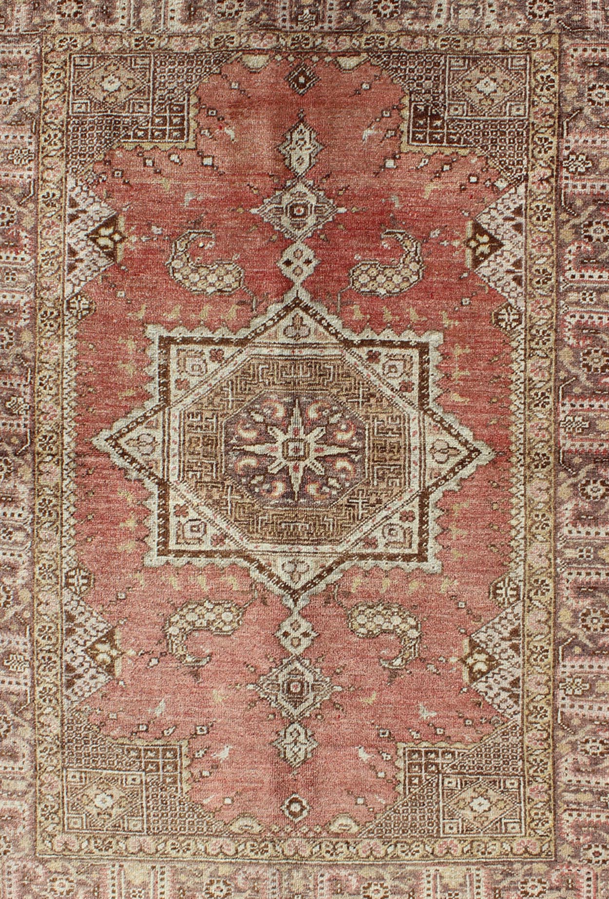 Vintage Turkish Oushak rug with geometric star medallion in red, ivory and taupe, Keivan Woven Arts / rug na - 41641, country of origin / type: Turkey / Oushak, circa mid - 20th century This vintage Turkish Oushak carpet (circa mid - 20th century) fea... - Keivan Woven ArtsNA - 41641 - 1608Rug