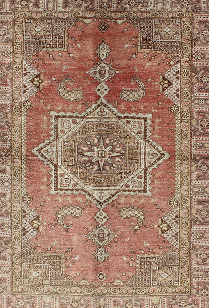 Vintage Turkish Oushak rug with geometric star medallion in red, ivory and taupe, Keivan Woven Arts / rug na - 41641, country of origin / type: Turkey / Oushak, circa mid - 20th century This vintage Turkish Oushak carpet (circa mid - 20th century) fea... - Keivan Woven ArtsNA - 41641 - 1608Rug