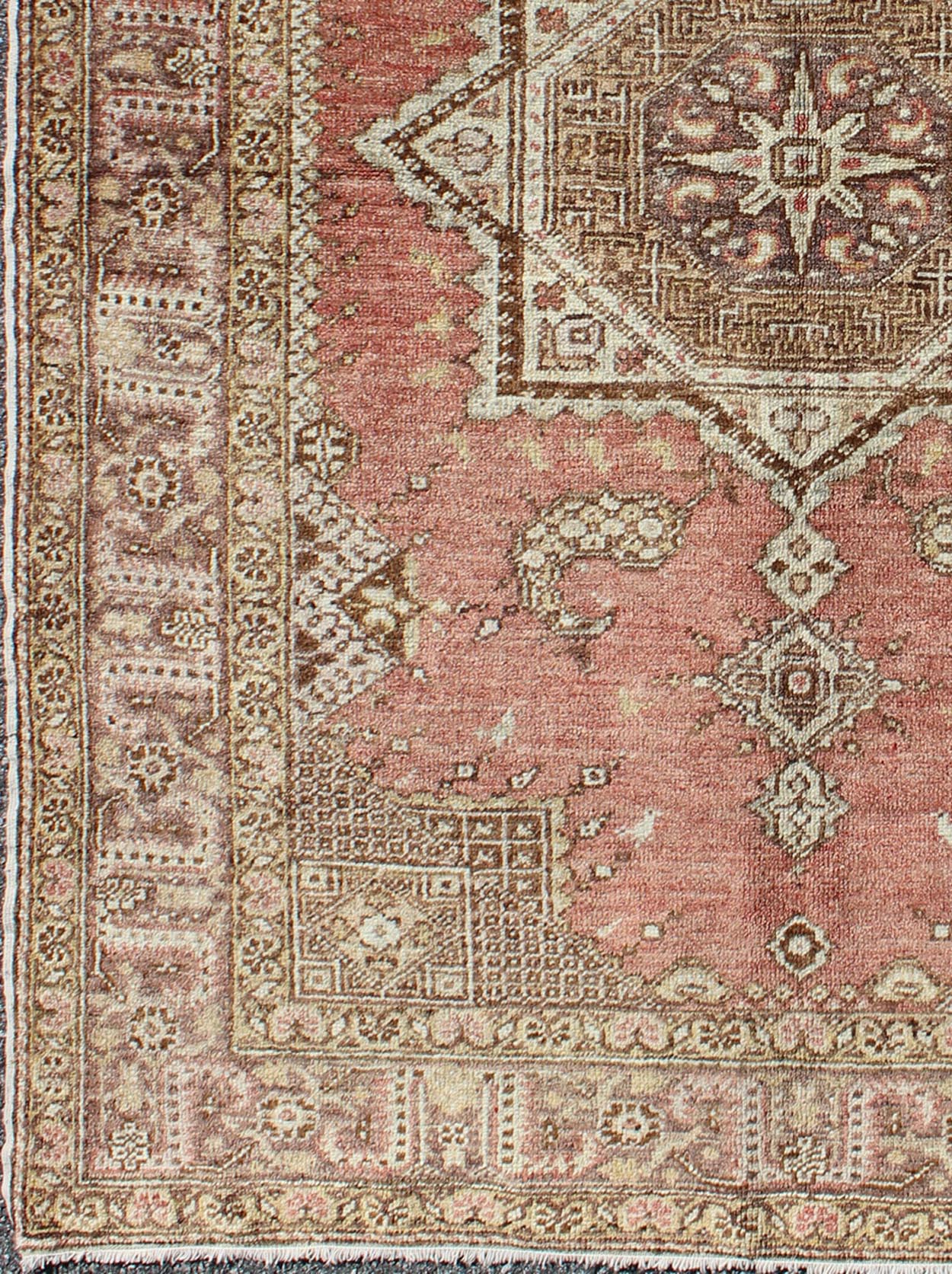Vintage Turkish Oushak rug with geometric star medallion in red, ivory and taupe, Keivan Woven Arts / rug na - 41641, country of origin / type: Turkey / Oushak, circa mid - 20th century This vintage Turkish Oushak carpet (circa mid - 20th century) fea... - Keivan Woven ArtsNA - 41641 - 1608Rug