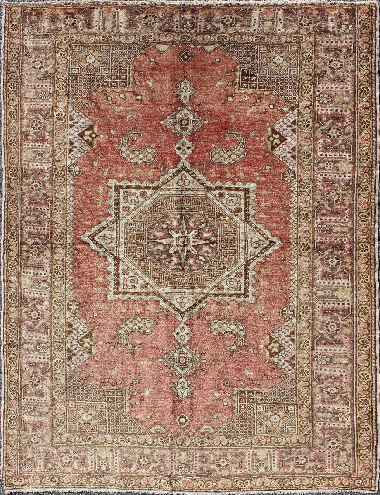 Vintage Turkish Oushak rug with geometric star medallion in red, ivory and taupe, Keivan Woven Arts / rug na - 41641, country of origin / type: Turkey / Oushak, circa mid - 20th century This vintage Turkish Oushak carpet (circa mid - 20th century) fea... - Keivan Woven ArtsNA - 41641 - 1608Rug