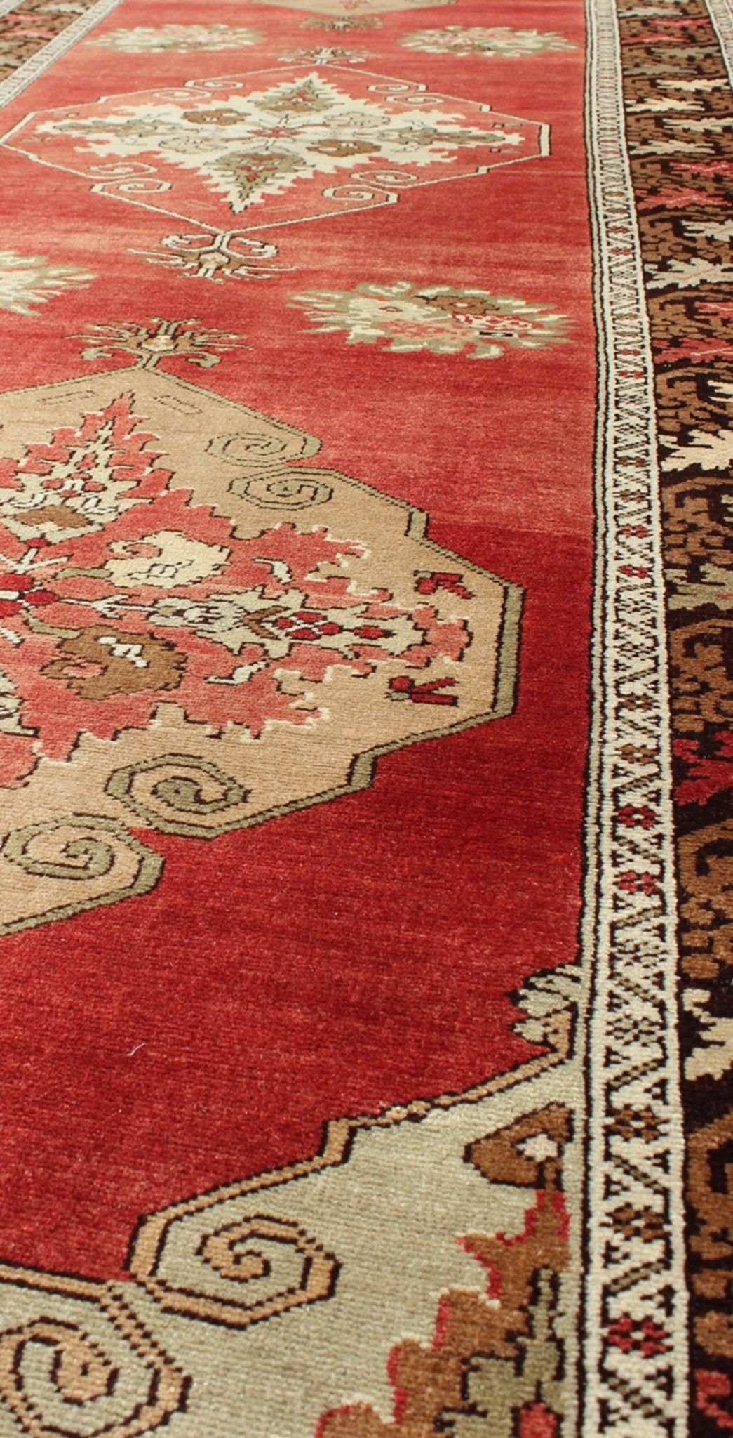 Keivan Woven Arts, NA - 63014,1930s Vintage Turkish Oushak Runner Mid - Century Turkish Oushak Gallery Runner with Elegant Red Medallions, rug na - 63014, country of origin / type: Turkey / Oushak, circa mid - 20th century This beautiful vintage Oushak ... - Keivan Woven ArtsNA - 63014 - 1420Rug