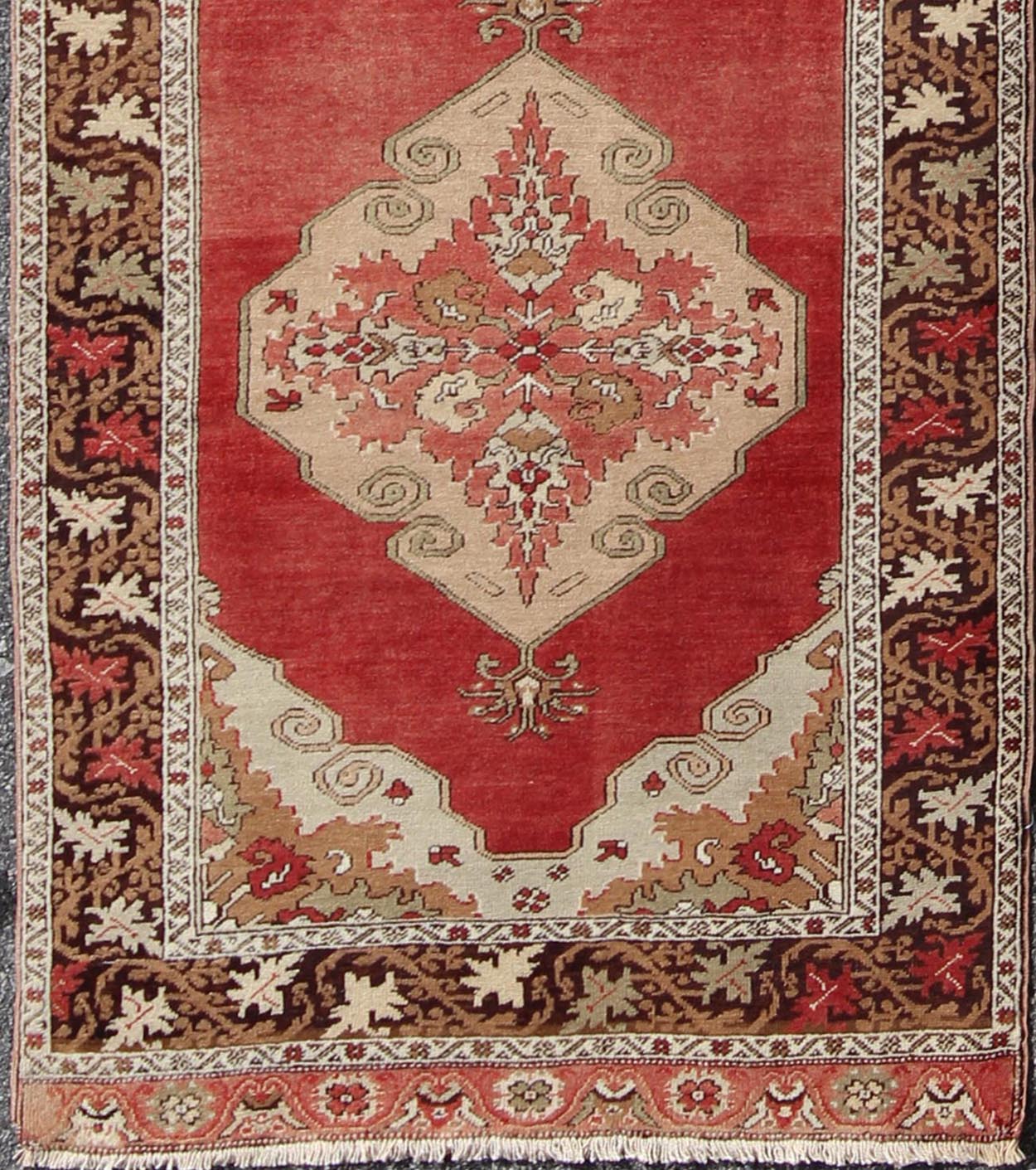 Keivan Woven Arts, NA - 63014,1930s Vintage Turkish Oushak Runner Mid - Century Turkish Oushak Gallery Runner with Elegant Red Medallions, rug na - 63014, country of origin / type: Turkey / Oushak, circa mid - 20th century This beautiful vintage Oushak ... - Keivan Woven ArtsNA - 63014 - 1420Rug