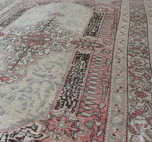 Early 20th century antique Turkish Sivas rug with delicate pink center medallion. Keivan Woven Arts / rug NA - 63098, country of origin / type: Turkey / Oushak, circa 1920 Measures: 4'9 x 7'7. This gorgeous Sivas rug made in Turkey some time circa ... - Keivan Woven ArtsNA - 63098 - 1026