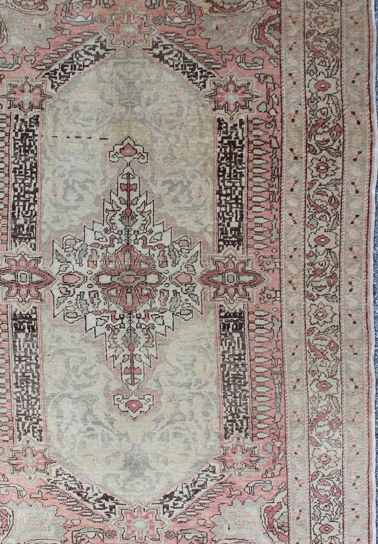 Early 20th century antique Turkish Sivas rug with delicate pink center medallion. Keivan Woven Arts / rug NA - 63098, country of origin / type: Turkey / Oushak, circa 1920 Measures: 4'9 x 7'7. This gorgeous Sivas rug made in Turkey some time circa ... - Keivan Woven ArtsNA - 63098 - 1026Rug