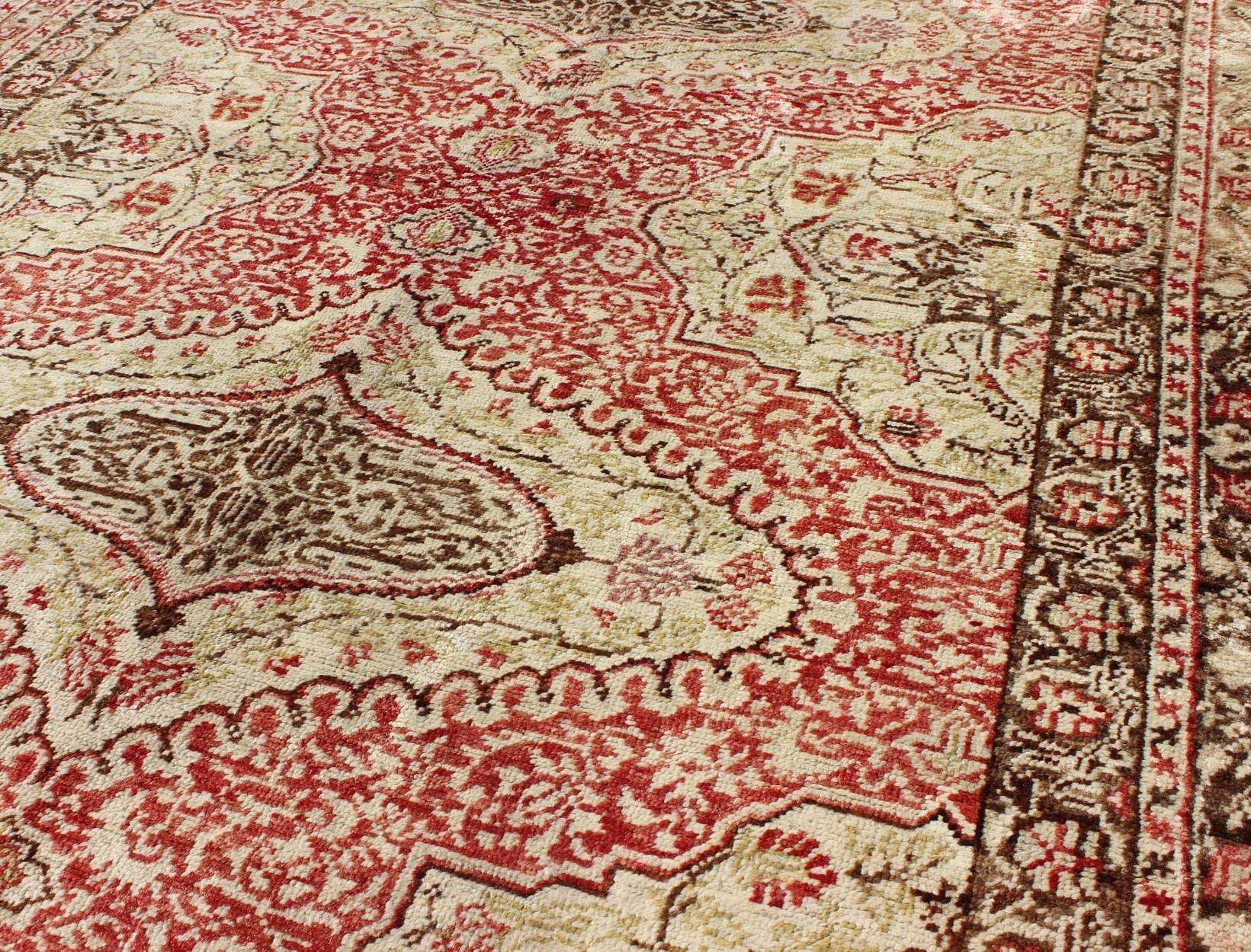 Fine Turkish Oushak Rug with Classic Medallion Design in Red, Ivory and Green Fine Turkish Sivas Rug with Classic Medallion Design. Keivan Woven Arts / rug/na - 63179, origin/turkey Early 20th Century / kwarugs Sivas carpets are made with c... - Keivan Woven ArtsNA - 63179 - 1140Rug