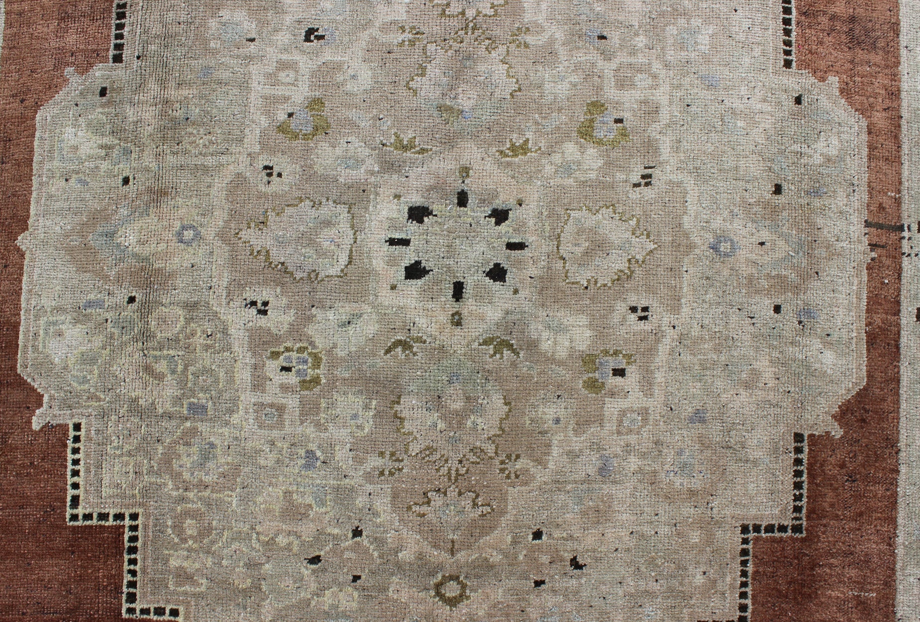 Vintage Turkish Oushak Rug with Geometric Central Medallion in Earth Tones Measures: 7' x 11'5 Country of Origin: Turkey; Type: Oushak; Design: Medallion, Tribal Medallion, Diamond Medallion; Keivan Woven Arts: rug NA - 63879;Vintage Tur... - Keivan Woven ArtsNA - 63879 - 1991Rug