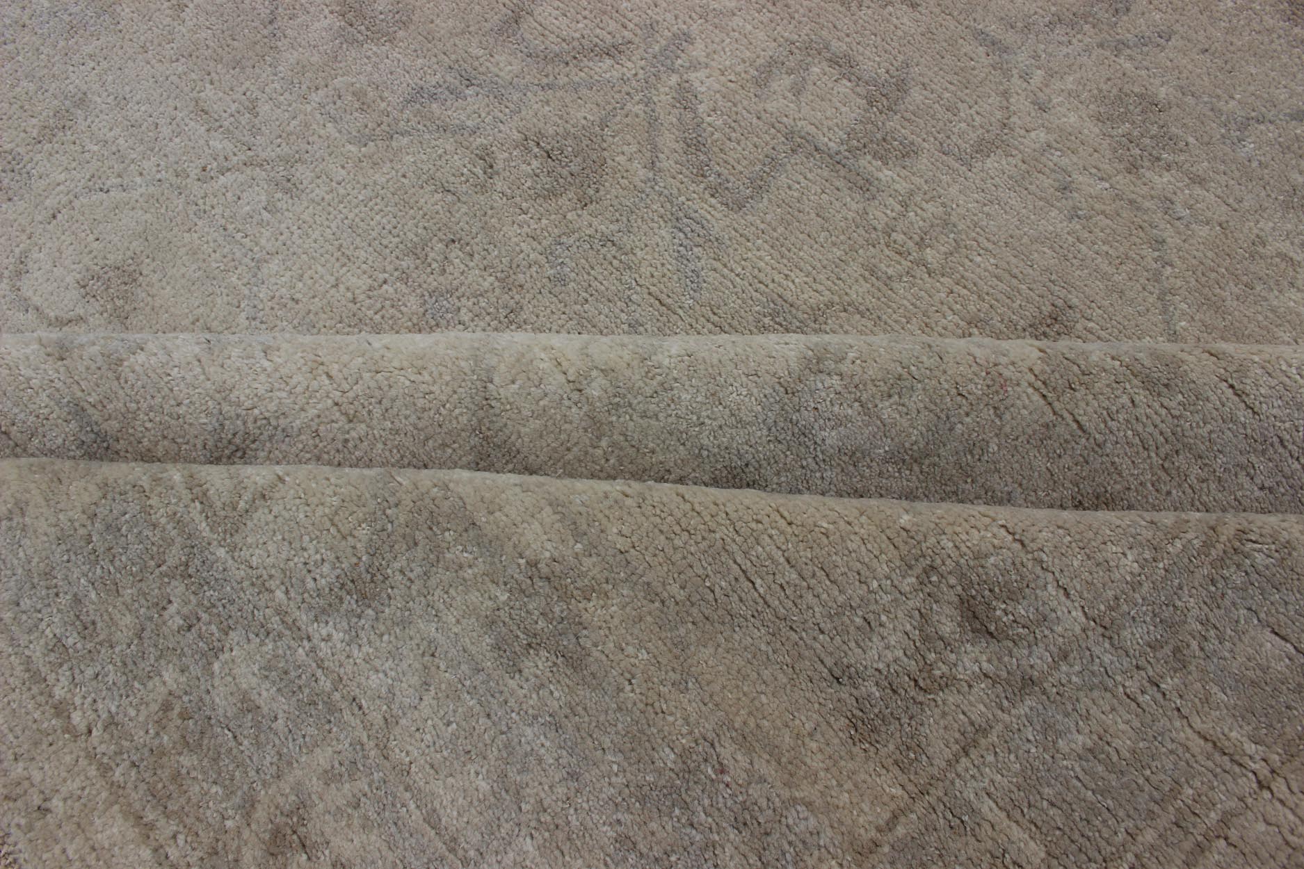 Large Transitional Rug With All - Over Design in Tan, Gray, Silver, Light Taupe. Large rug transitional design in gray, tan, taupe with all - over geometric design, rug OB - 102422320, country of origin / type: India/ Transitional Measures: 12... - Keivan Woven ArtsOB - 102422322 - 5D680002 - 12218