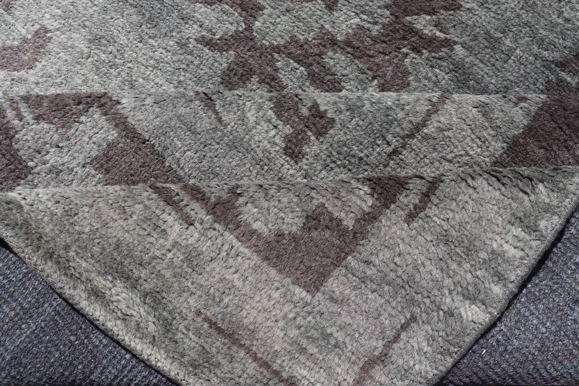 Modern Hand Knotted Oushak Rug in Wool With Sub - Geometric Design in Green and Brown This modern Indian Oushak rug has been hand - knotted in wool and features a sub - geometric design rendered in green and brown tones. A complementary, multi - tiered... - Keivan Woven ArtsOB - 103432994 - 6230026 - 15506