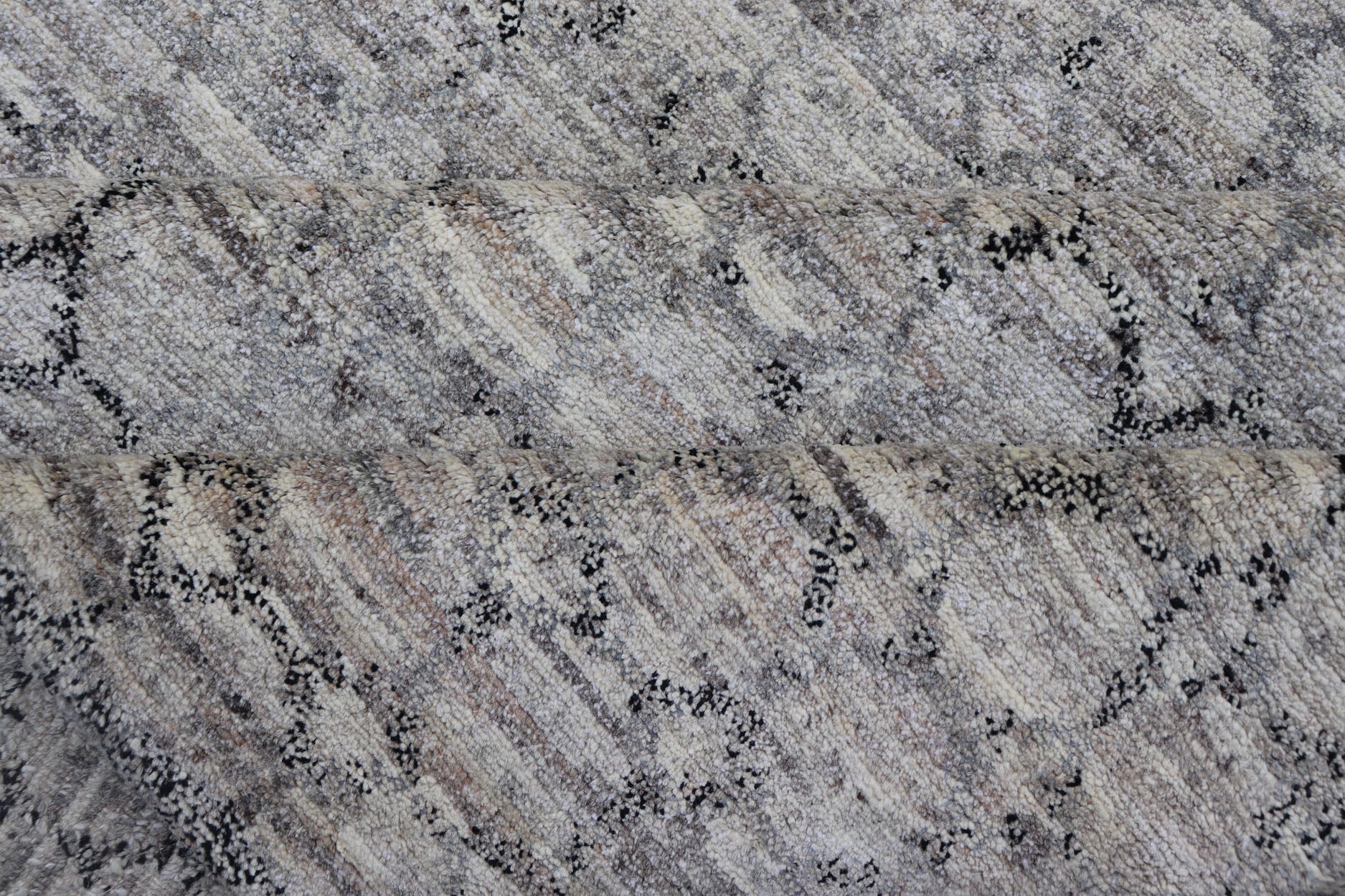 Light Gray Modern Rug With All - Over Chain Design in Dark Gray Measures 6'7 x 9'10 The field is rendered in a rich, mature light gray, with blends of neutrals creating a nice balance and depth. The design a simple trellis work, a round r... - Keivan Woven ArtsOB - 106611721 - 98000281 - 21090Rug