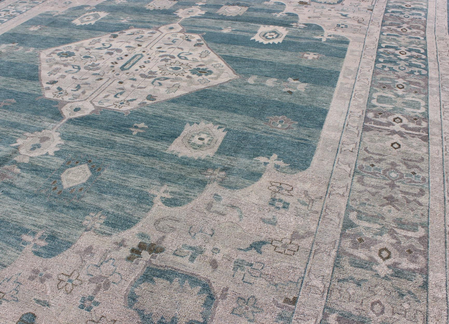 Modern Hand - Knotted Oushak Rug With Central Medallion Design in Gray and Green Tones This modern Indian Oushak rug has been hand - knotted in wool and features a central sub - geometric medallion design rendered in gray/silver and seafoam tones. A c... - Keivan Woven ArtsOB - 9261028 - 0131046 - 4018Rug