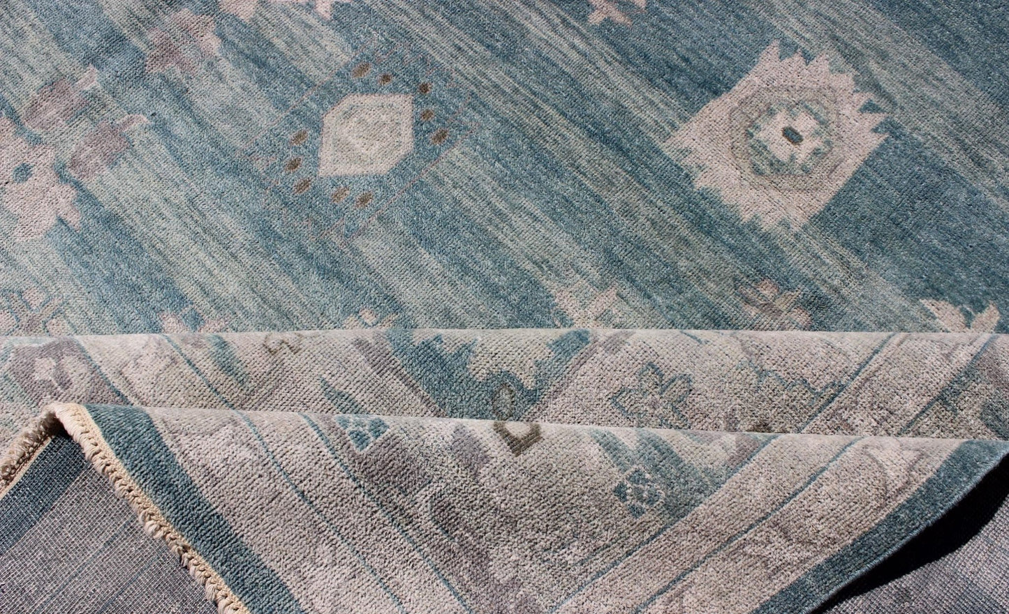 Modern Hand - Knotted Oushak Rug With Central Medallion Design in Gray and Green Tones This modern Indian Oushak rug has been hand - knotted in wool and features a central sub - geometric medallion design rendered in gray/silver and seafoam tones. A c... - Keivan Woven ArtsOB - 9261028 - 0131046 - 4018Rug