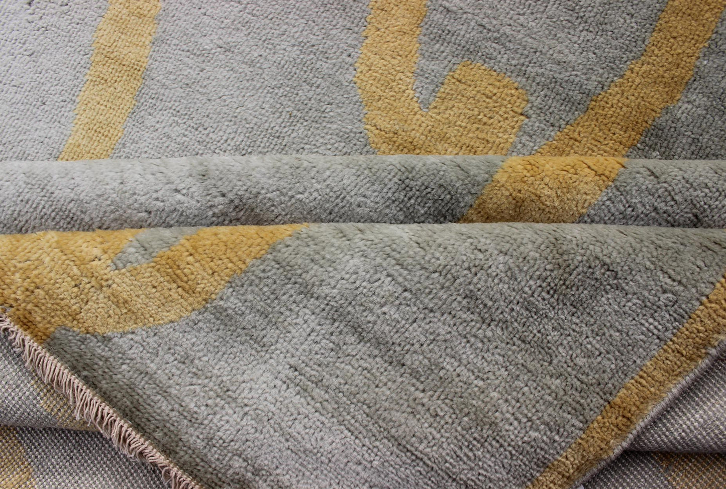 Large Modern Rug with Chain Design in Gray and Marigold Colors. Modern large rug with all - over chain design, rug OB - 9310264 country of origin / type: India/ Modern This modern rug with a contemporary design rendered in connected chain pa... - Keivan Woven ArtsOB - 9310264 - 5740036 - 12427Rug