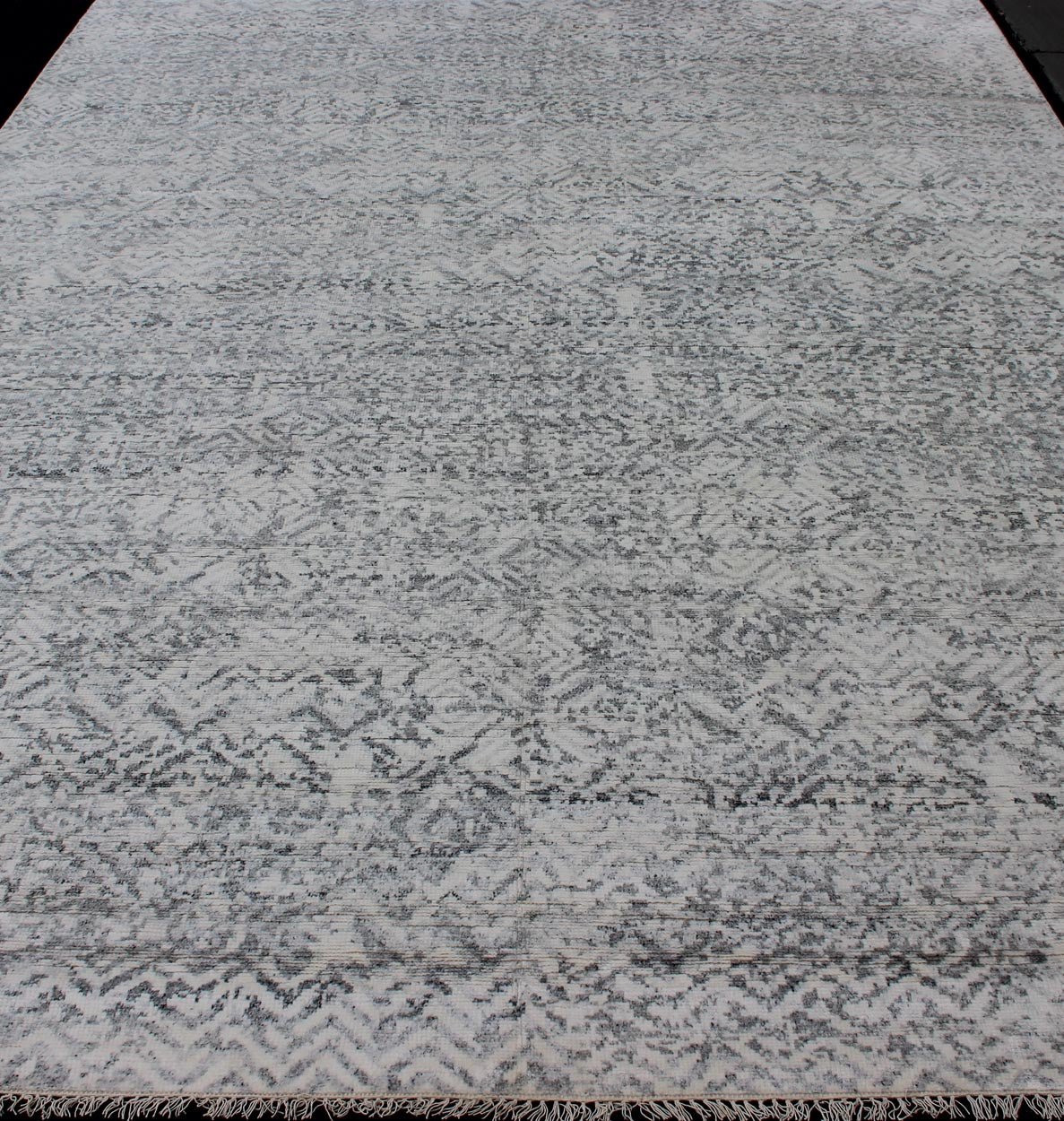 Large Modern Rug With All - Over Minimalist Pattern in Lt. Charcoal, Gray, Gray Green & Silver. Neutral tone rug with free - flowing modern design, rug OB - 9555108, country of origin / type: India The subdued design of this piled rug makes it... - Keivan Woven ArtsOB - 9555108 - 400380001 - 12210Rug