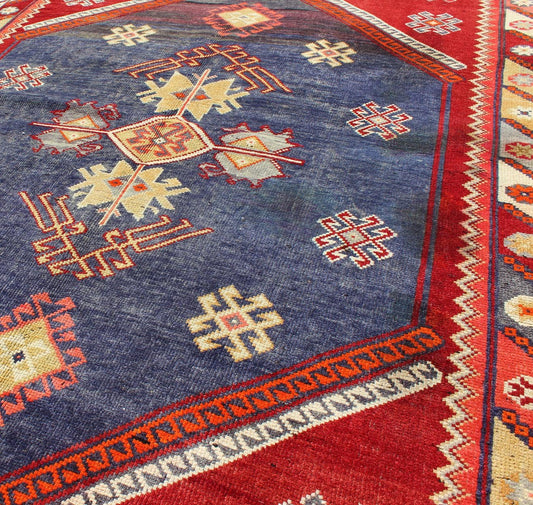 Vintage Turkish Oushak Rug with Geometric Design Set on Blue and Red Background Turkish Oushak Rug with Geometric Design Vintage rug/osm - 25 origin/turkey kwarugs This vintage Oushak rug features an intricately beautiful design. The ce... - Keivan Woven ArtsOSM - 25 - 4522Rug
