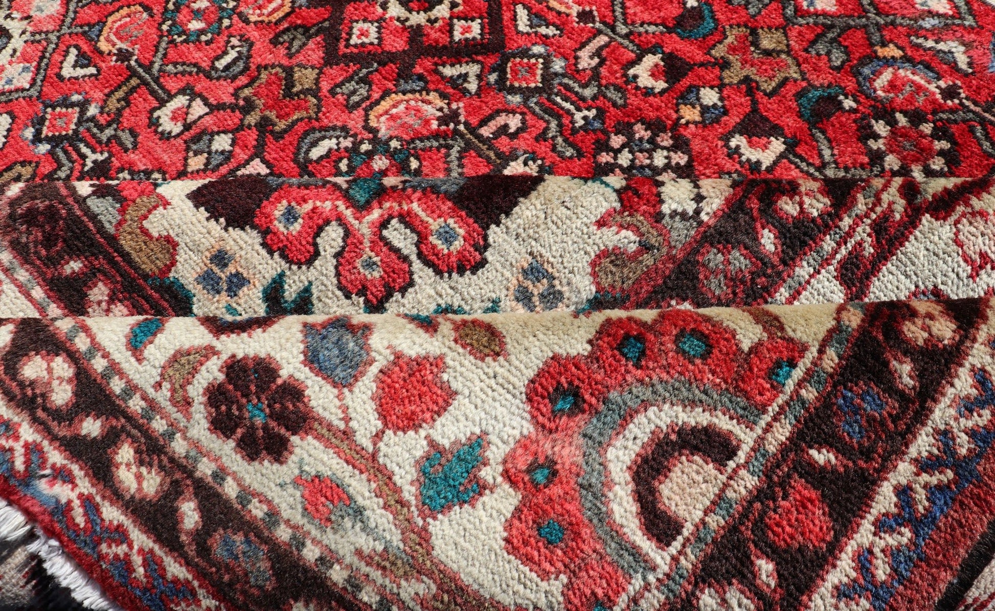Semi Antique Persian Mahal Rug with Medallion Design in Soft Red and Wide Border Persian semi antique Mahal rug with medallion design in red and ivory, Keivan Woven Arts / rug R20 - 0830, country of origin / type: Iran / Sultanabad, circa mid - 20th... - Keivan Woven ArtsR20 - 0830 - 13364Rug