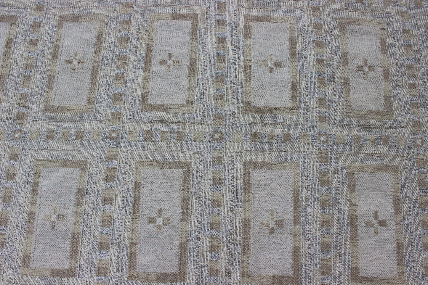 Cream, silver, tan, taupe, and ivory geometric all - over design Scandinavian flat - weave rug. Keivan Woven Arts / rug RJK - 17389 - SHB - 045 - 02, Country of origin / type: India / Scandinavian flat - weave. Measures: 14'5 x 22'6. This Scandinavian flat - wea... - Keivan Woven ArtsRJK - 17389 - SHB - 045 - 02 - 11092Rug