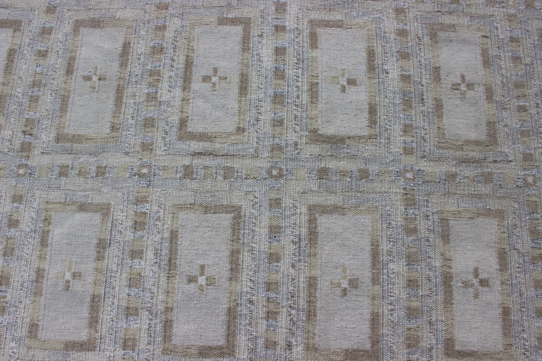 Cream, silver, tan, taupe, and ivory geometric all - over design Scandinavian flat - weave rug. Keivan Woven Arts / rug RJK - 17389 - SHB - 045 - 02, Country of origin / type: India / Scandinavian flat - weave. Measures: 14'5 x 22'6. This Scandinavian flat - wea... - Keivan Woven ArtsRJK - 17389 - SHB - 045 - 02 - 11092Rug