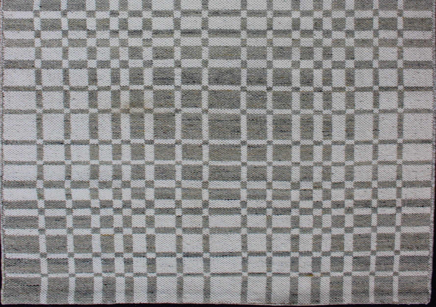 Modern Design Flatweave Rug with Modern pattern in Cream and Green - Gray Neutral tone rug with free - flowing modern design, Keivan Woven Arts / rug RJK - 17796 - SL - 1, country of origin / type: India The subdued design of this rug makes it pe... - Keivan Woven ArtsRJK - 17796 - SL - 1 - 13104