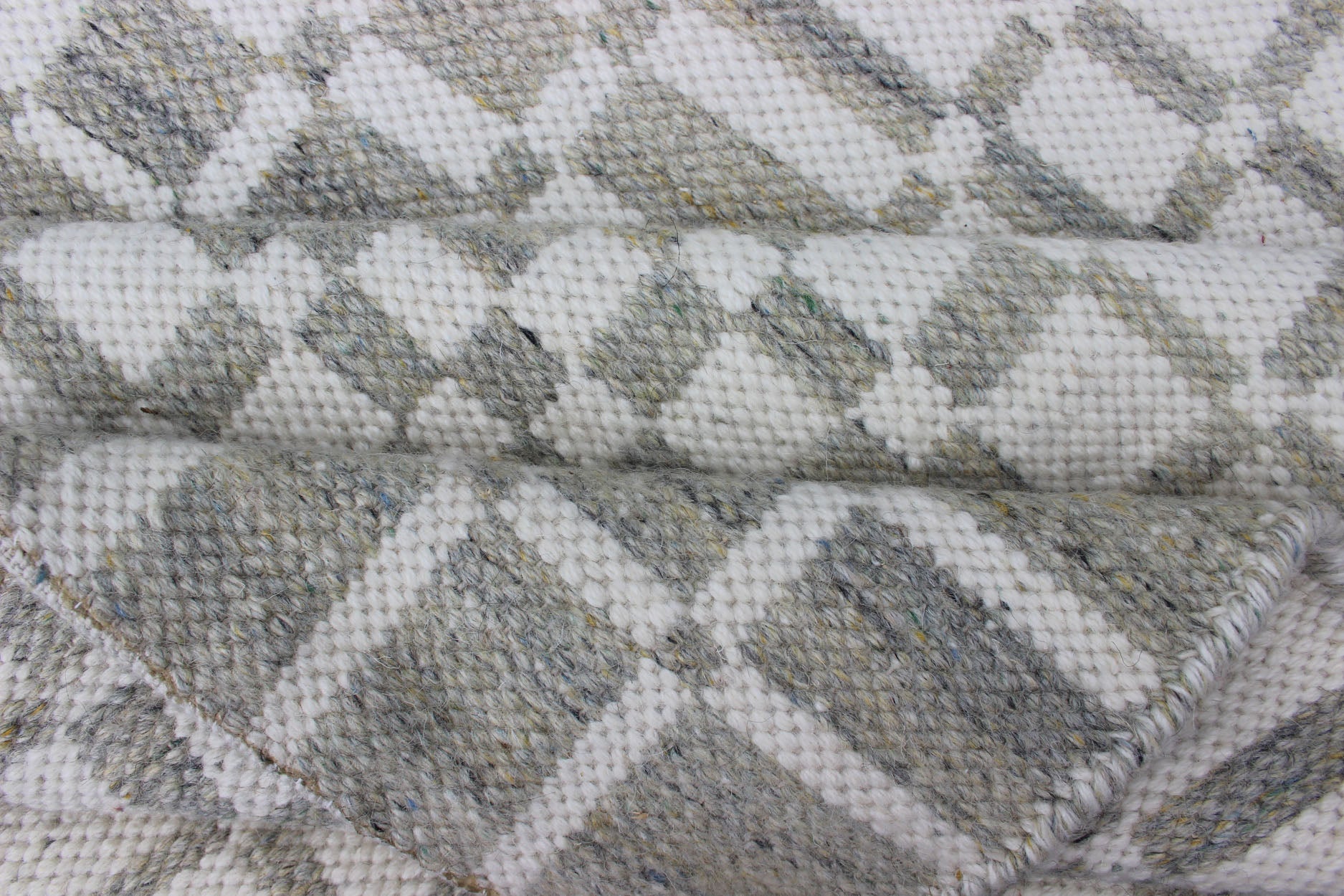 Modern Design Flatweave Rug with Modern pattern in Cream and Green - Gray Neutral tone rug with free - flowing modern design, Keivan Woven Arts / rug RJK - 17796 - SL - 1, country of origin / type: India The subdued design of this rug makes it pe... - Keivan Woven ArtsRJK - 17796 - SL - 1 - 13104