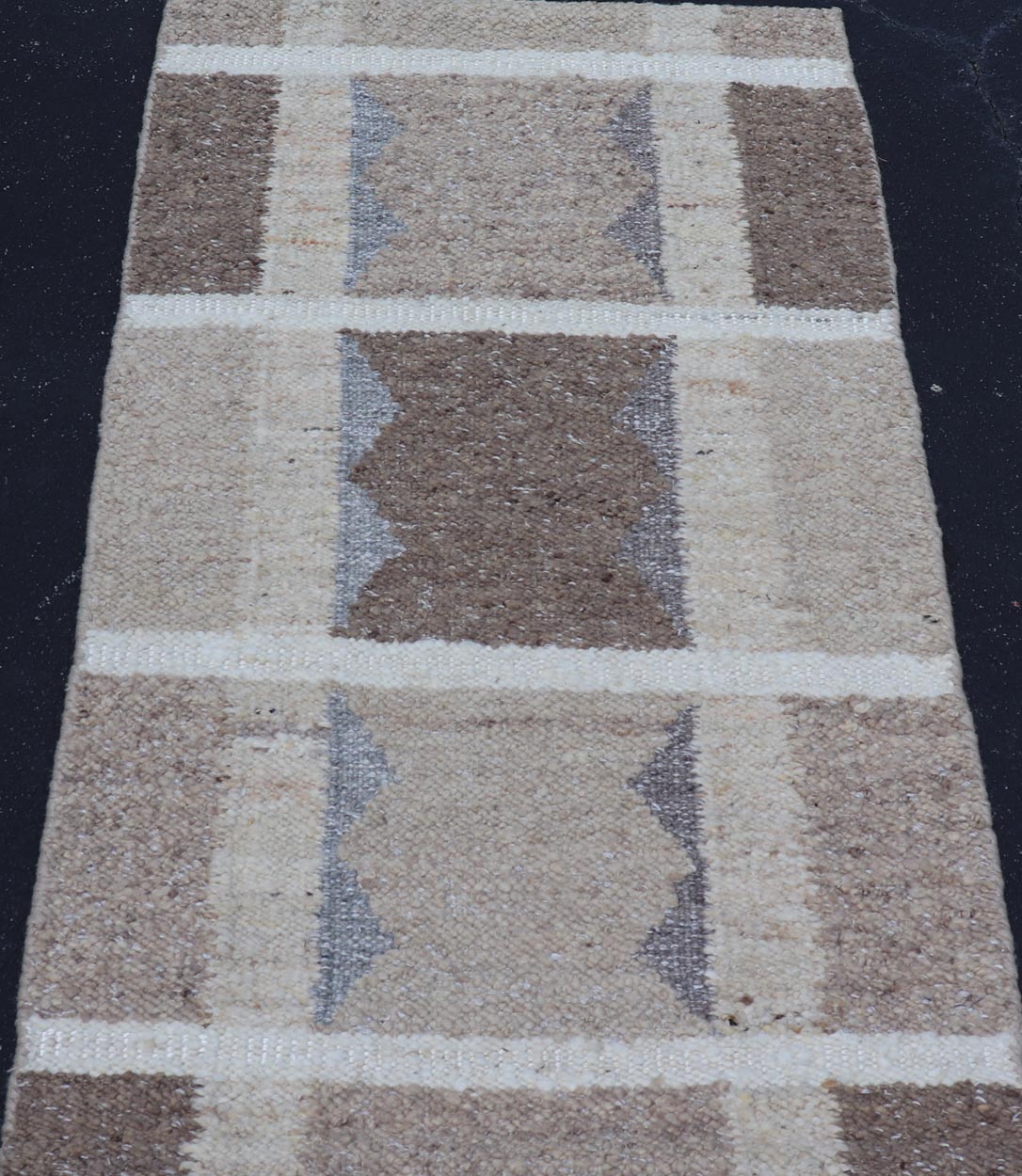 Geometric Modern Scandinavian Flat - Weave Design Rug in Tan, Taupe, and Cream. Keivan Woven Arts / rug RJK - 26329 - SHB - 038 - NU, country of origin / type: India / Scandinavian flat - weave, 21st century. Measures: 3'0 x 5'2 This Scandinavian flat - weave... - Keivan Woven ArtsRJK - 26329 - SHB - 038 - NU - 24691Rugs