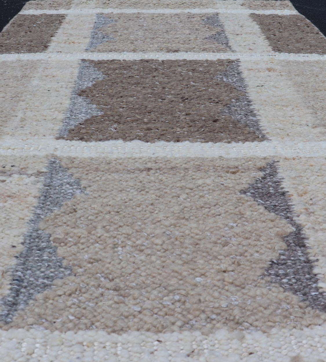 Geometric Modern Scandinavian Flat - Weave Design Rug in Tan, Taupe, and Cream. Keivan Woven Arts / rug RJK - 26329 - SHB - 038 - NU, country of origin / type: India / Scandinavian flat - weave, 21st century. Measures: 3'0 x 5'2 This Scandinavian flat - weave... - Keivan Woven ArtsRJK - 26329 - SHB - 038 - NU - 24691Rugs
