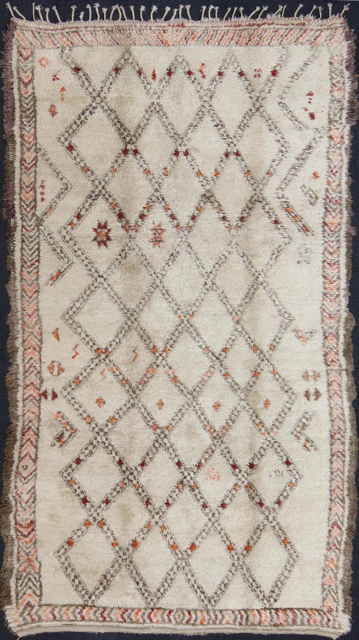 Moroccan Rug with Diamonds and Tribal Shapes in White, Brown, Red and Orange, rug sk - 609, country of origin / type: Morocco / Tribal, circa mid - 20th century This graphic handwoven, tribal Moroccan rug, (circa mid - 20th century) features an all - ov... - Keivan Woven ArtsSK - 609 - 4068Rug
