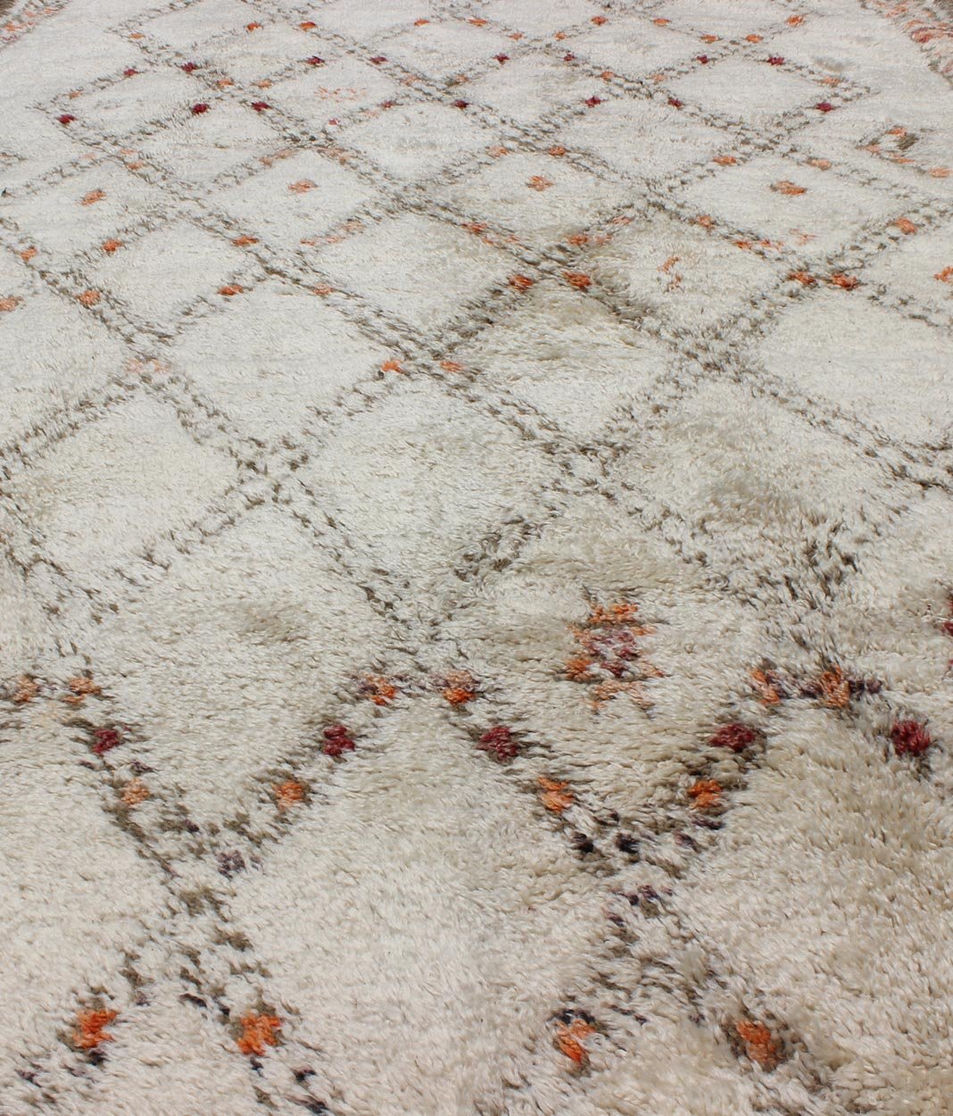 Moroccan Rug with Diamonds and Tribal Shapes in White, Brown, Red and Orange, rug sk - 609, country of origin / type: Morocco / Tribal, circa mid - 20th century This graphic handwoven, tribal Moroccan rug, (circa mid - 20th century) features an all - ov... - Keivan Woven ArtsSK - 609 - 4068Rug