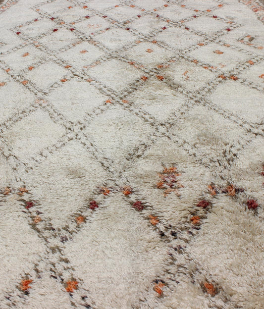 Moroccan Rug with Diamonds and Tribal Shapes in White, Brown, Red and Orange, rug sk - 609, country of origin / type: Morocco / Tribal, circa mid - 20th century This graphic handwoven, tribal Moroccan rug, (circa mid - 20th century) features an all - ov... - Keivan Woven ArtsSK - 609 - 4068Rug