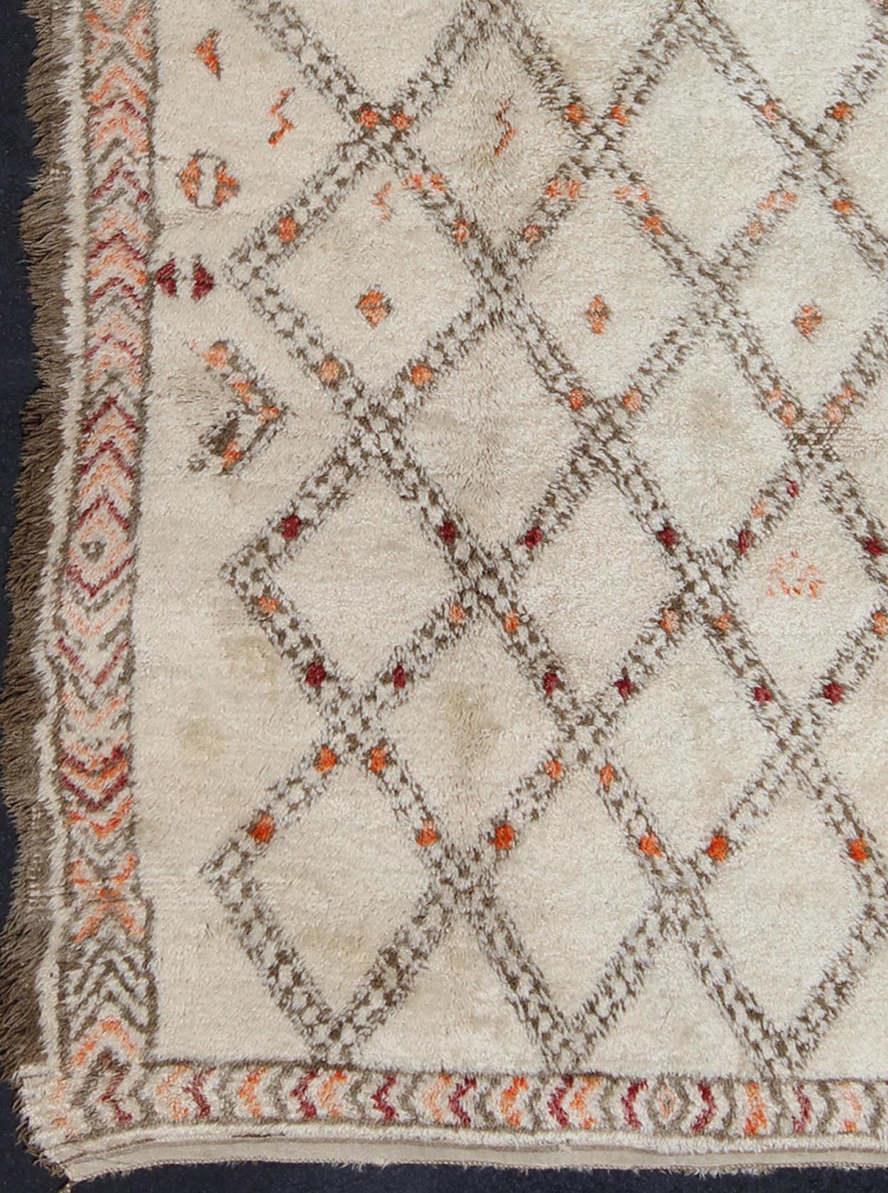 Moroccan Rug with Diamonds and Tribal Shapes in White, Brown, Red and Orange, rug sk - 609, country of origin / type: Morocco / Tribal, circa mid - 20th century This graphic handwoven, tribal Moroccan rug, (circa mid - 20th century) features an all - ov... - Keivan Woven ArtsSK - 609 - 4068Rug
