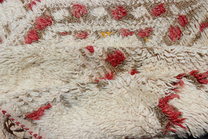 Vintage Beni Ouarain Moroccan Rug in White, Ivory, Taupe, and Rose Colors. Keivan Woven Arts / rug SK - 617 country of origin / type: Morocco / Tribal, circa 1940. Made in the high Atlas mountains of Morocco, this Beni Ouarain rug displays a all - o... - Keivan Woven ArtsSK - 617 - 4074Rug
