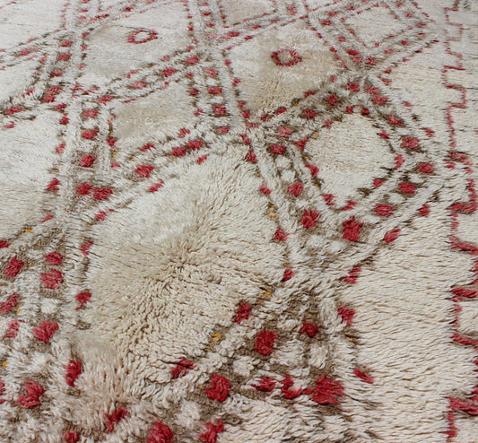 Vintage Beni Ouarain Moroccan Rug in White, Ivory, Taupe, and Rose Colors. Keivan Woven Arts / rug SK - 617 country of origin / type: Morocco / Tribal, circa 1940. Made in the high Atlas mountains of Morocco, this Beni Ouarain rug displays a all - o... - Keivan Woven ArtsSK - 617 - 4074Rug