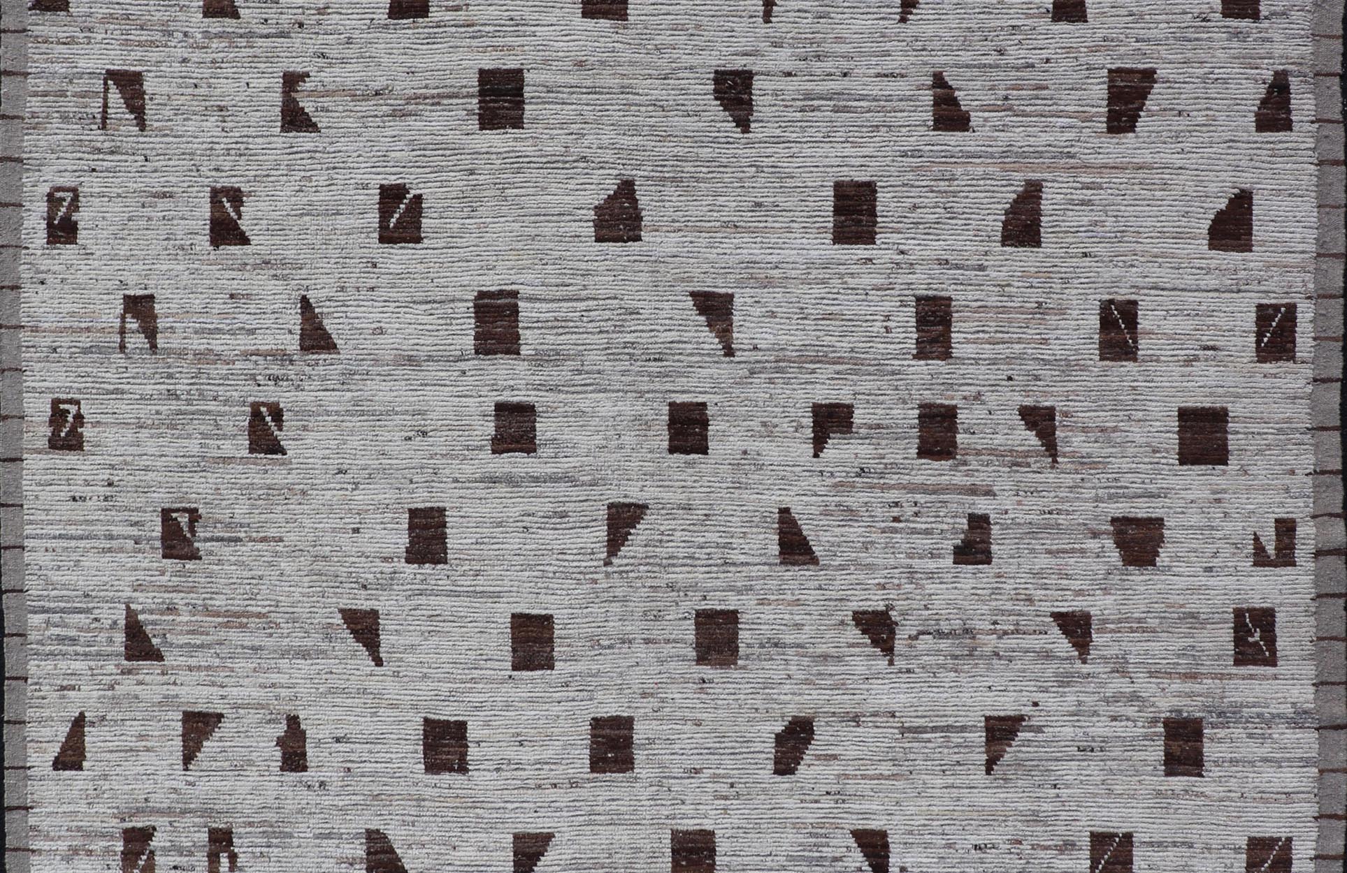 Distressed Modern Rug in Moroccan Style in All Over Checkerboard Distressed Modern Casual rug. Modern Casual Hand - Knotted Rug white / Off White wool with All - Over random Geometric shapes in brown colors. Keivan Woven Arts; rug SNK - 1150, country of orig... - Keivan Woven ArtsSNK - 1150 - 21633Rug